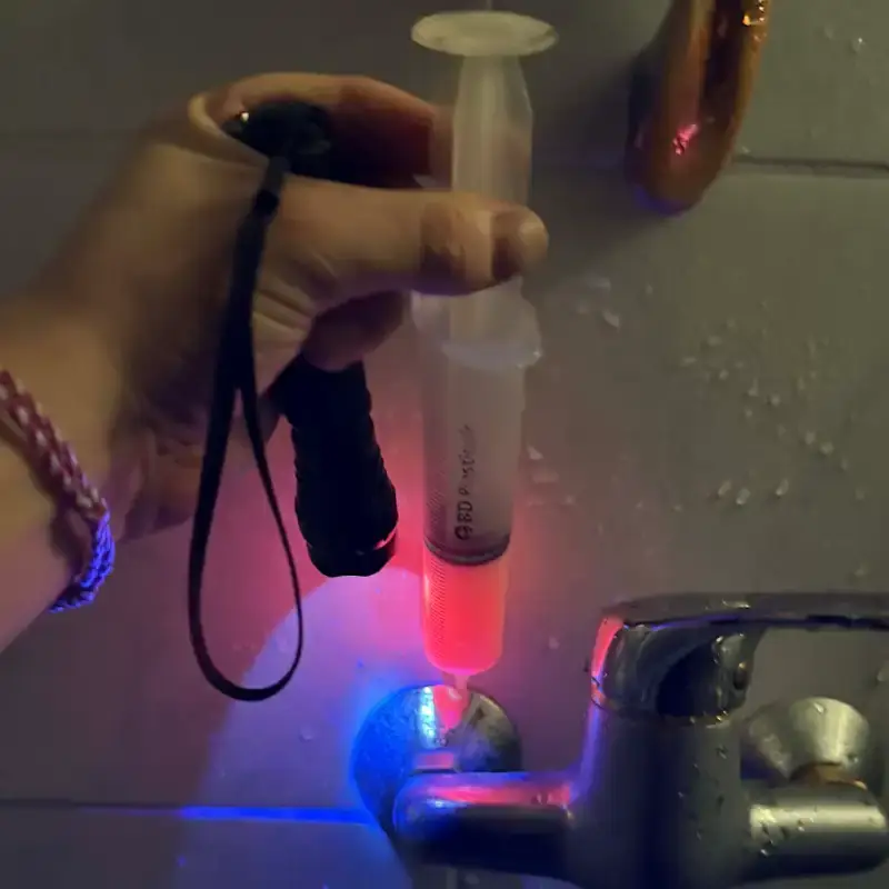 La fluorescéine, un indispensable pour localiser les fuites 2 seringue floresceine detect eau fuites
