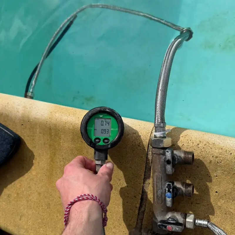 Test de pression des canalisations de piscine sur Nîmes. 3 test pression canalisations piscine nimes problemes