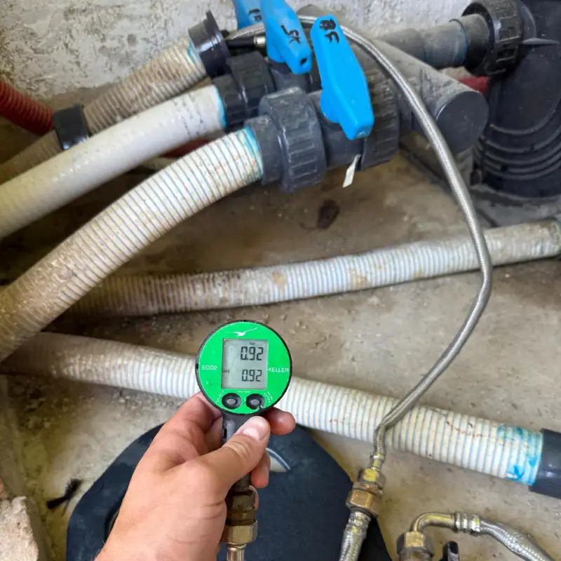 Test de pression des canalisations de piscine sur Nîmes. 2 test pression canalisations piscine nimes solutions